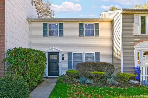 8 Norfolk Ct, Coram, NY 11727