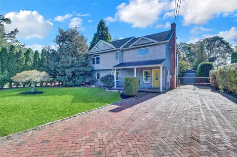 34 Woodberry Rd, Patchogue, NY 11772