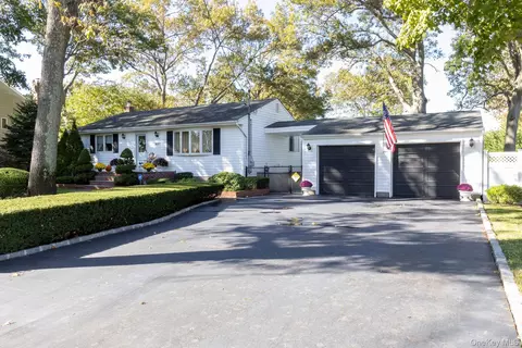 437 Peconic St, Ronkonkoma, NY 11779