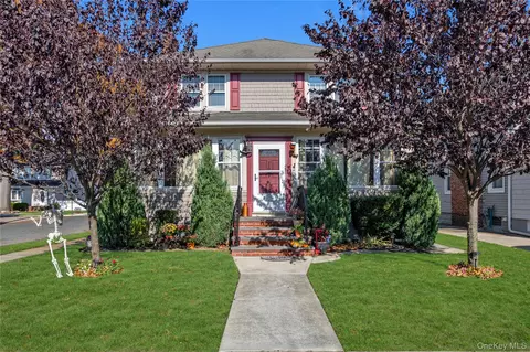 127 Smith St, Lynbrook, NY 11563