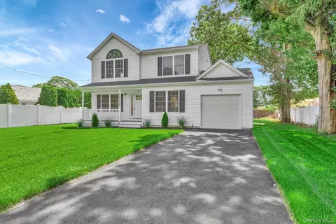 112 Chanel Dr E, Shirley, NY 11967
