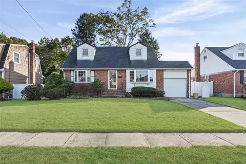 108 N Richmond Ave, Massapequa, NY 11758