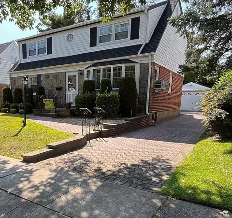 477 Emory Rd, Mineola, NY 11501