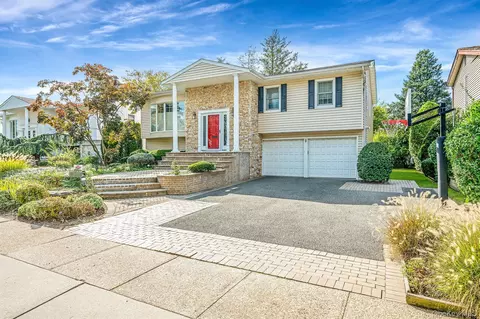 2994 Lonni Ln, Merrick, NY 11566