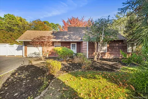 5 Torrey Pine Ln, Medford, NY 11763