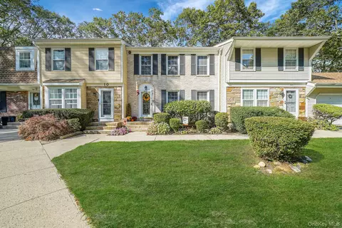 11 Bartlett Cmns, Yaphank, NY 11980