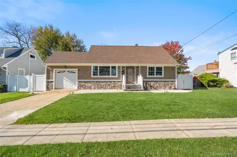 16 Smith St, Hicksville, NY 11801