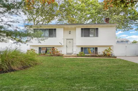 425 41st St, Copiague, NY 11726
