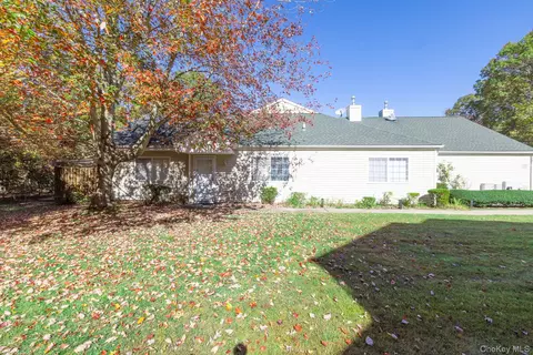 349 Colonial Cir, Manorville, NY 11949