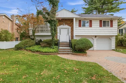 18 Dunhill Rd, North Hempstead, NY 11040