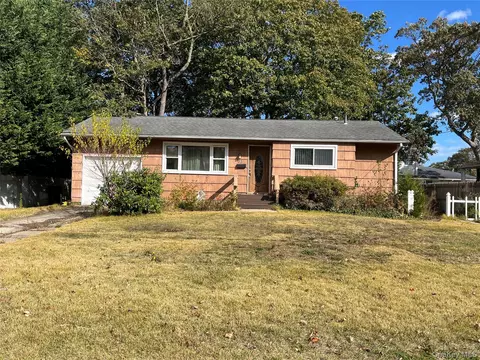233 W 12th St, Deer Park, NY 11729