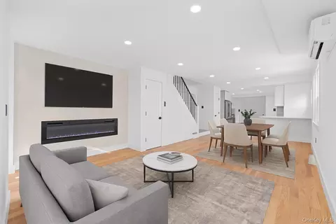 117-31 202 St, New York, NY 11412