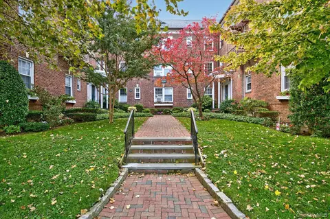 8 Welwyn Rd #3F, North Hempstead, NY 11021