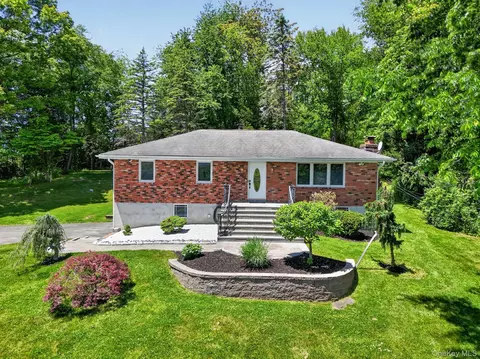 21 Crest Ct, East Fishkill, NY 12533