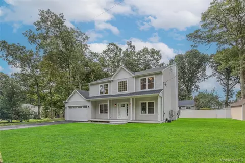 40 Zenith Rd, Rocky Point, NY 11778