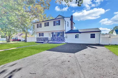 90 30th St, Copiague, NY 11726