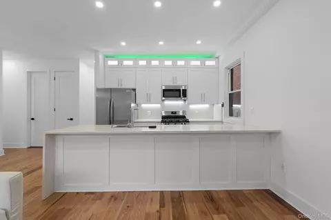 110 Walnut St, New York, NY 11375