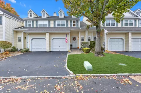 32 Scarborough Dr, Smithtown, NY 11787