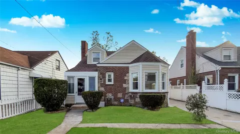 138 Windsor Pkwy, Hempstead, NY 11550