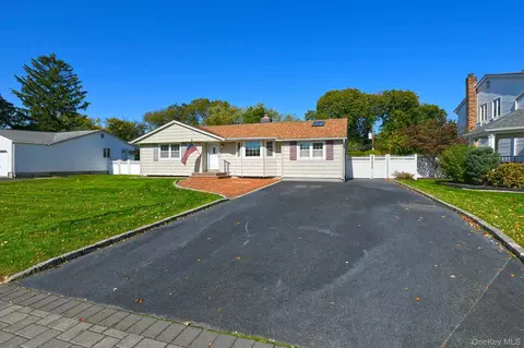 185 S Plaisted Ave, Hauppauge, NY 11788