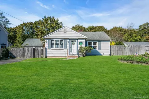 154 Ackerly St, Riverhead, NY 11901