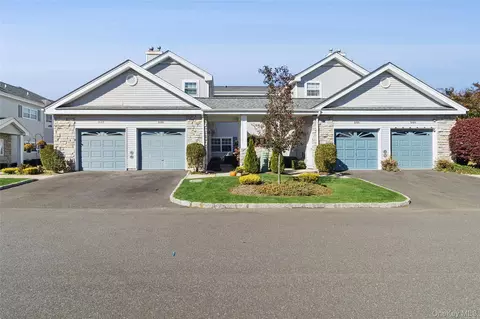 546 Highland Ct, Moriches, NY 11955