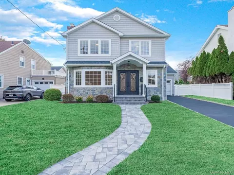 111 Celler Ave, North Hempstead, NY 11040