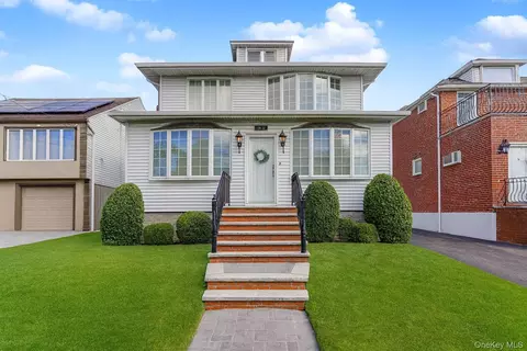15633 100th St, Howard Beach, NY 11414
