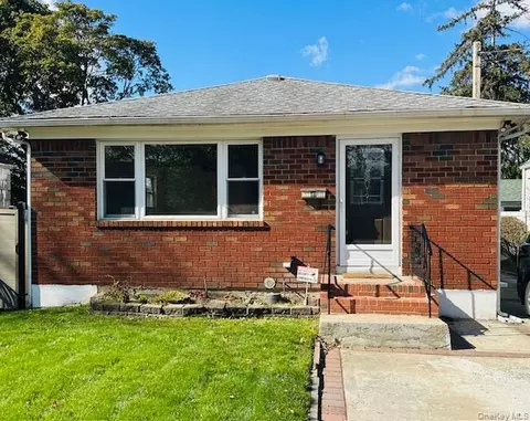 1040 Brookside Ave, Uniondale, NY 11553