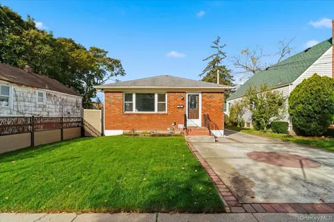1040 Brookside Ave, Uniondale, NY 11553