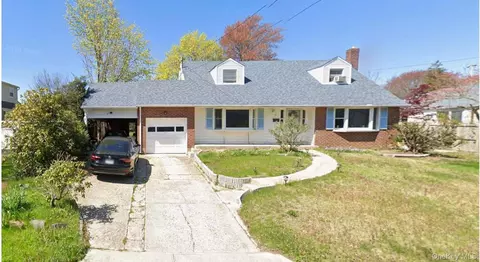 39 Grover Ln, East Northport, NY 11731