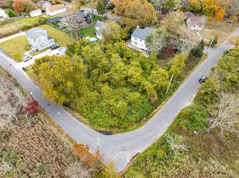W Riviera Road, Brookhaven, NY 11951