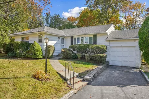 71 Dora Ln, New Rochelle, NY 10804
