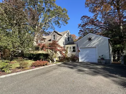 21 Lakeview Dr, Middle Island, NY 11953