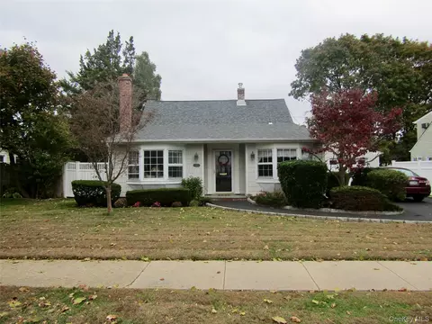 25 Pinetree Ln, Levittown, NY 11756