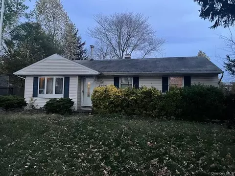 2909 Falcon Ave, Medford, NY 11763