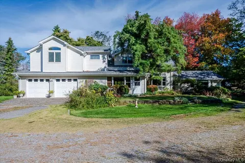 27 Cold Spring Hills Rd, Huntington, NY 11743
