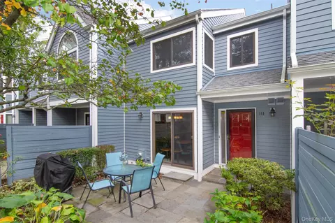 111 Valleyview Rd, Greenburgh, NY 10533