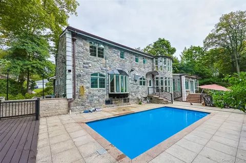 26 Rivers Dr, North Hempstead, NY 11020