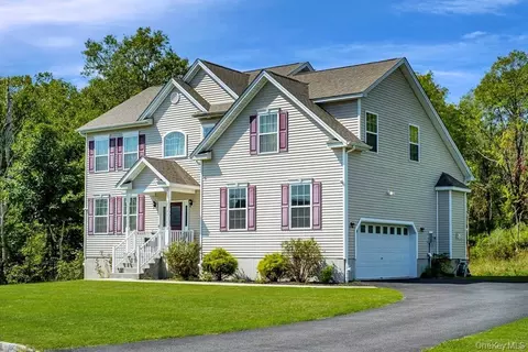 13 Hopkins Ct, Washingtonville, NY 10992