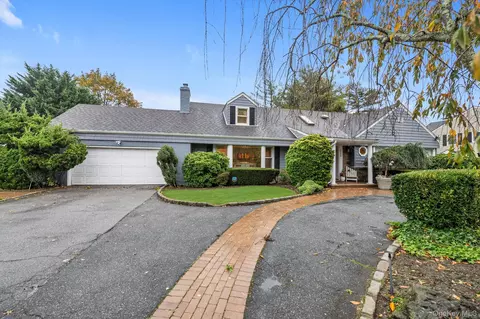 1339 E Boxwood Dr E, Hewlett, NY 11557
