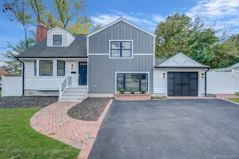 246 Woodlawn Ave, Saint James, NY 11780