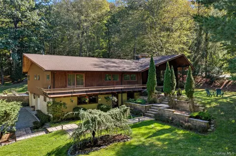 341 River Rd, Saint James, NY 11780