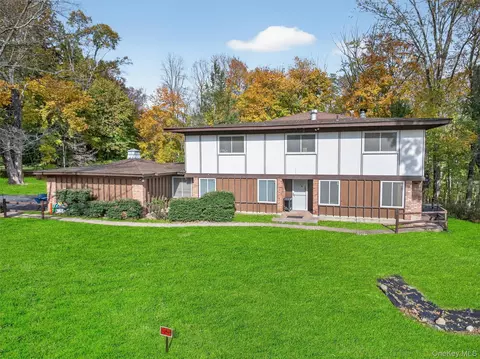2 Kings Gate Rd, Ramapo, NY 10901