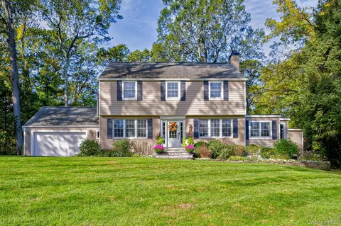 9 Monfort Dr, Huntington, NY 11743