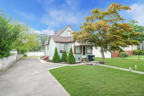 22 Highview Dr, Selden, NY 11784
