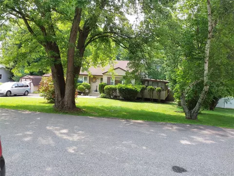 5 Tappan Dr, Monroe, NY 10950
