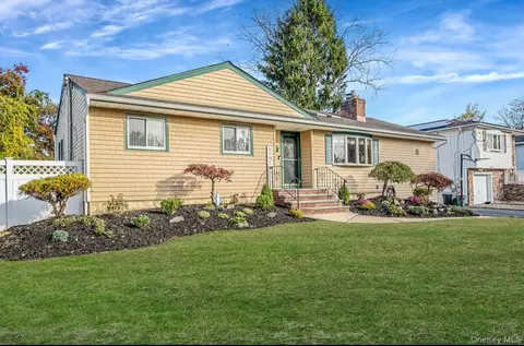 44 Lenox St, Lindenhurst, NY 11757