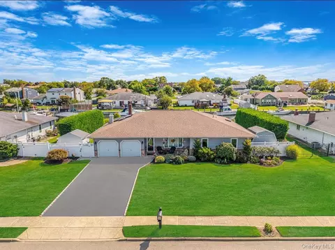 25 Harbor Ct, Copiague, NY 11726