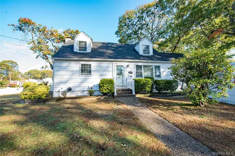 7 Babe Ruth, Bay Shore, NY 11706